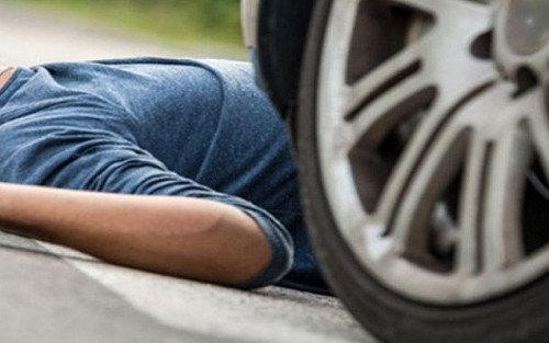 Bakıda yolu keçən ər və arvadı maşın vurdu - Qadın öldü