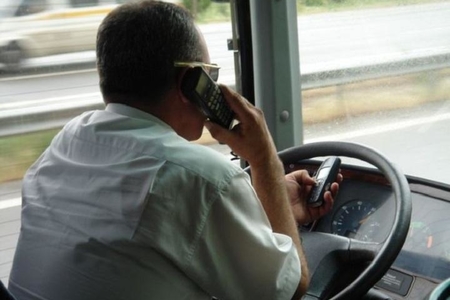 Sükan arxasında telefonla danışan avtobus sürücüsü cəzalandırıldı - FOTO