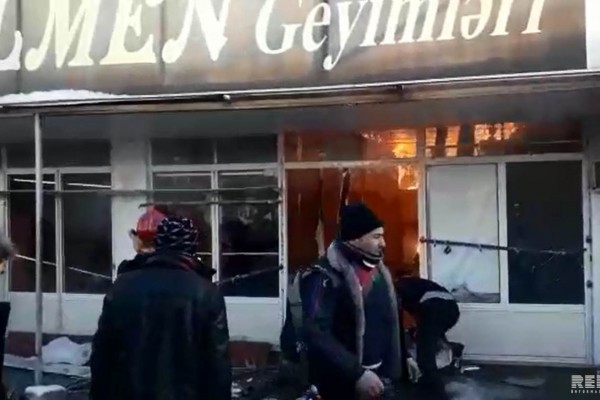 Azərbaycanda ticarət mərkəzi yanır- FOTO