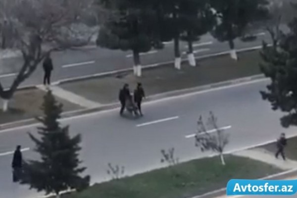 Polislər əlil piyadanın köməyinə çatdı - VİDEO