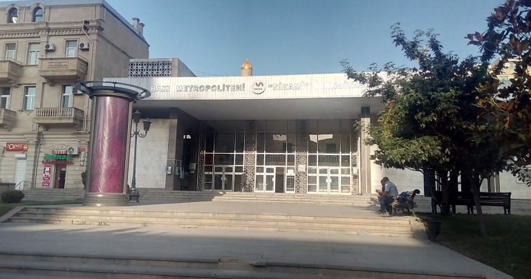 Bakıda dəhşətli cinayət: Metro qarşısında gənc oğlan öldürüldü  - FOTO