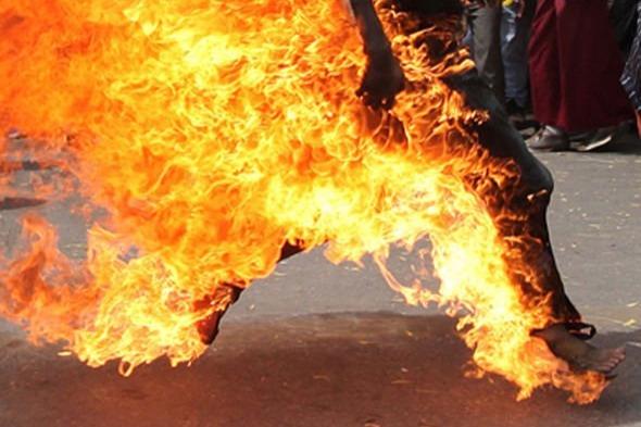 Bakıda kişi özünü polis bölməsinin qarşısında yandırdı