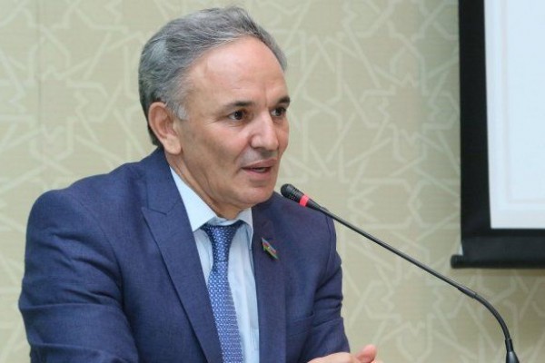 “Kitabların qiyməti çox bahadır” - Əflatun Amaşov