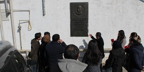 Rəsulzadənin barelyefini oğurlayan şəxs tutuldu