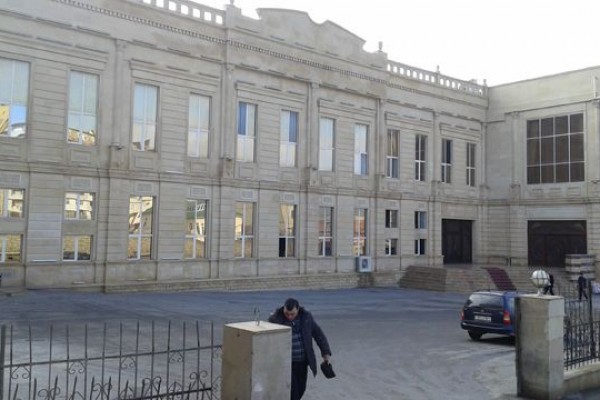 Bakının tanınmış şadlıq sarayında ofisiant müştərini bıçaqladı