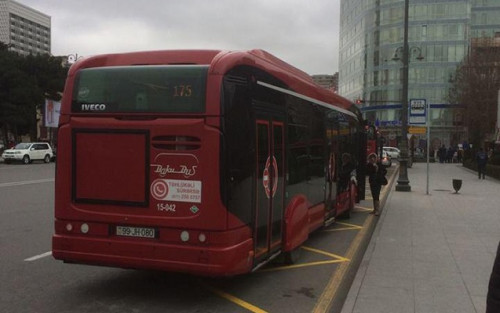 Bakıda sərnişin avtobusu qəza törətdi