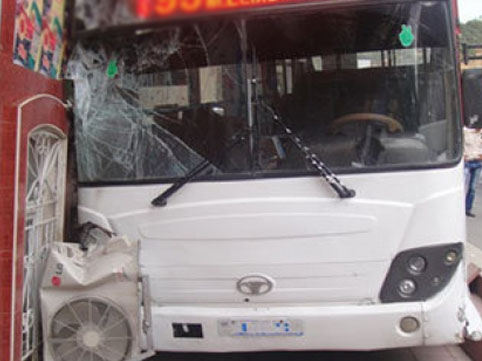 Bakıda avtobus qəzası: yaşlı qadın ağır yaralandı