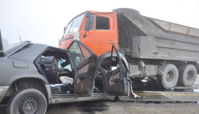 Kürdəmirdə dəhşətli qəza: Kamaz bir ailənin dörd üzvünü xəstəxanalıq etdi