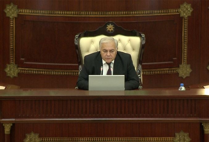 “Sosial şəbəkələri oxuyanda insan xəcalət çəkir" - Oqtay Əsədov