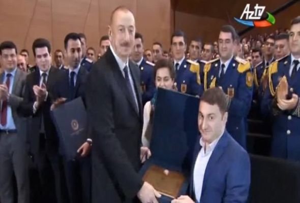 İlham Əliyevin fiziki məhdudiyyətli gəncə jesti bütün zalı ayağa qaldırdı - VİDEO