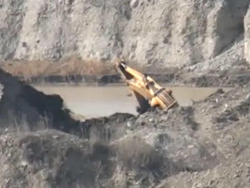 Qubada qazıntı işləri aparan ekskavator çaya aşıb, sürücü tapılmır