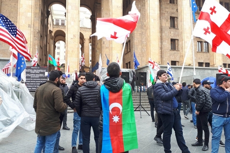 Gürcüstan parlamentinin qarşısında aksiya keçirilir - Canlı yayım