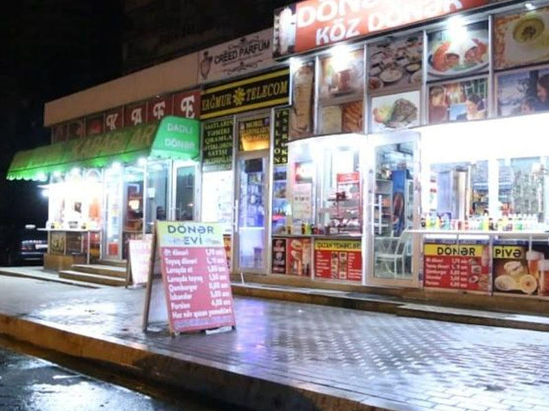 Bakıda dönər evində gənc özünü doğradı
