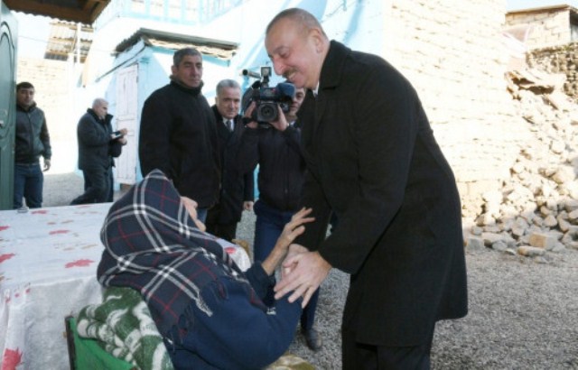 Prezidentin əlini öpdüyü ağbirçək - “Allaha inandığım kimi inandım ki, o, gələcək”