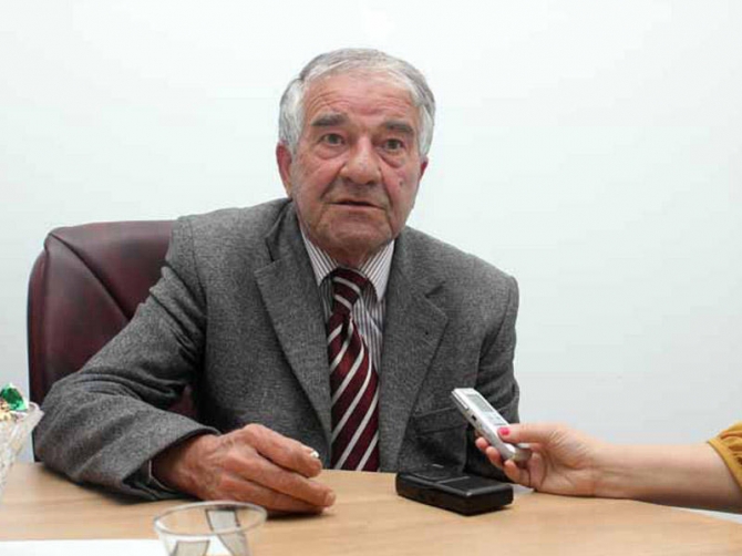 “Doğulan uşaqlar valideynlərinin toyunda oxuyan metr yarımlıq müğənnilərə oxşayır”