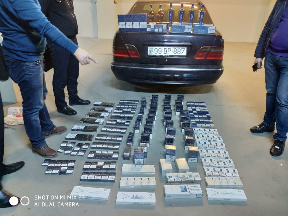 Maşında külli miqdarda siqaret və spirtli içki gizlətdi