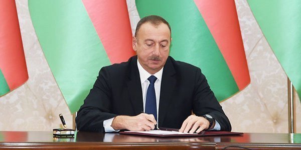Prezident iki nəfərə general rütbəsi verdi