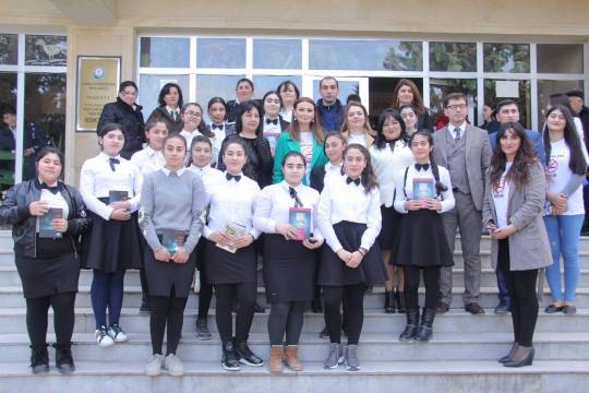 Qənirə Paşayeva Qovlar şəhərində məktəblilər üçün "Kitab günü" keçirib