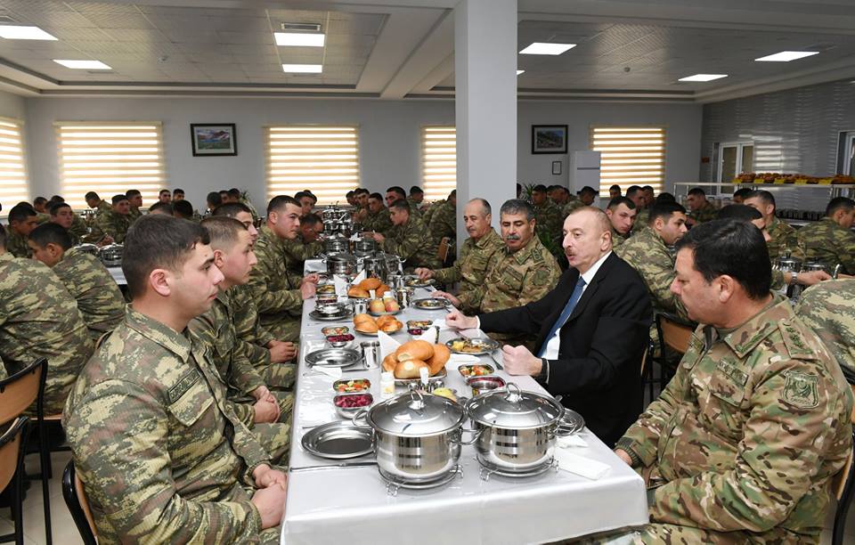 İlham Əliyev əsgərlərlə süfrə arxasında yemək yeyib, söhbət etdi - FOTOLAR