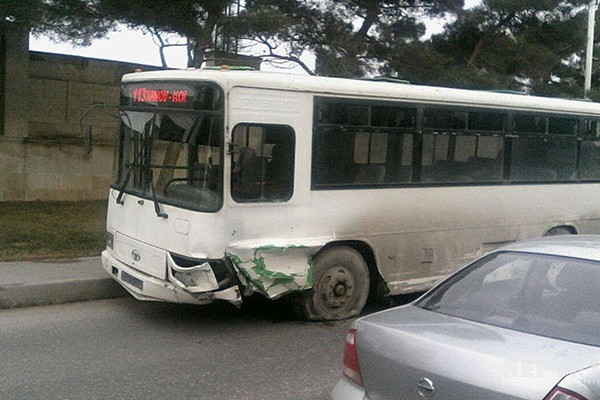 Bakıda avtobus "Toyota" ilə toqquşdu - YARALI VAR