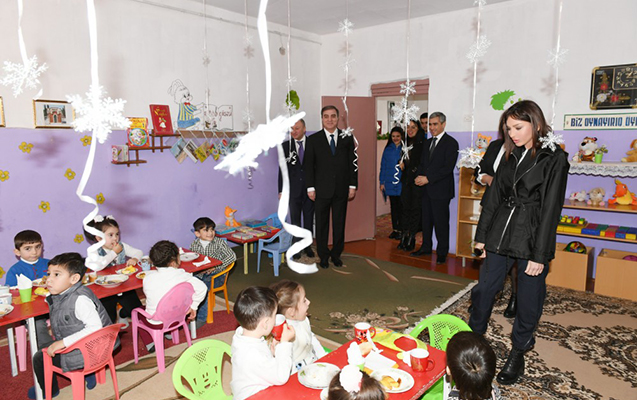 Mehriban Əliyeva körpələr evində - Foto