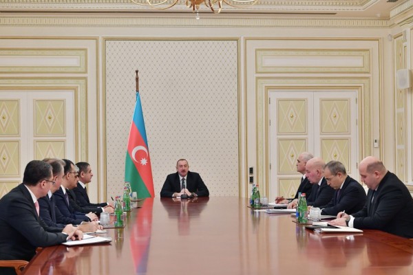 İlham Əliyev iqtisadi və sosial məsələlərlə bağlı məmurları topladı