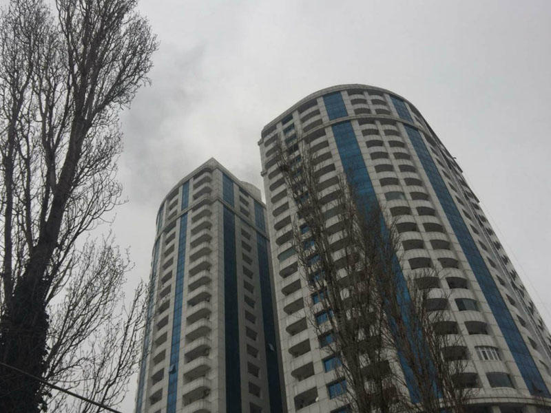 Bakıda yaşayış binası yanır: bir ailə 14-cü mərtəbədə qalıb