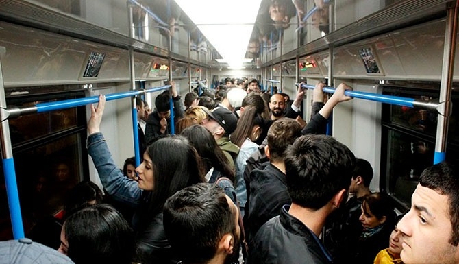 Bakı metrosunda sıxlıq – Qatarlar tuneldə qaldı