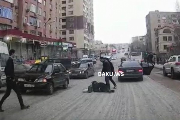 Bakıda qadın özünü maşına belə çırpdı - VİDEO