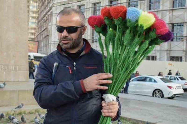 Qızılgüllər toxuyaraq satan əlillin pulları oğurlandı - FOTOLAR