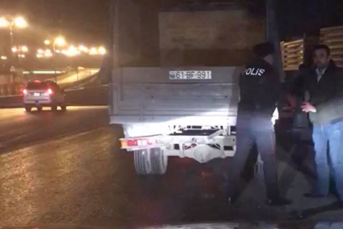 Polisdən örnək addım: Yolda qalan avtomobili ...- VİDEO