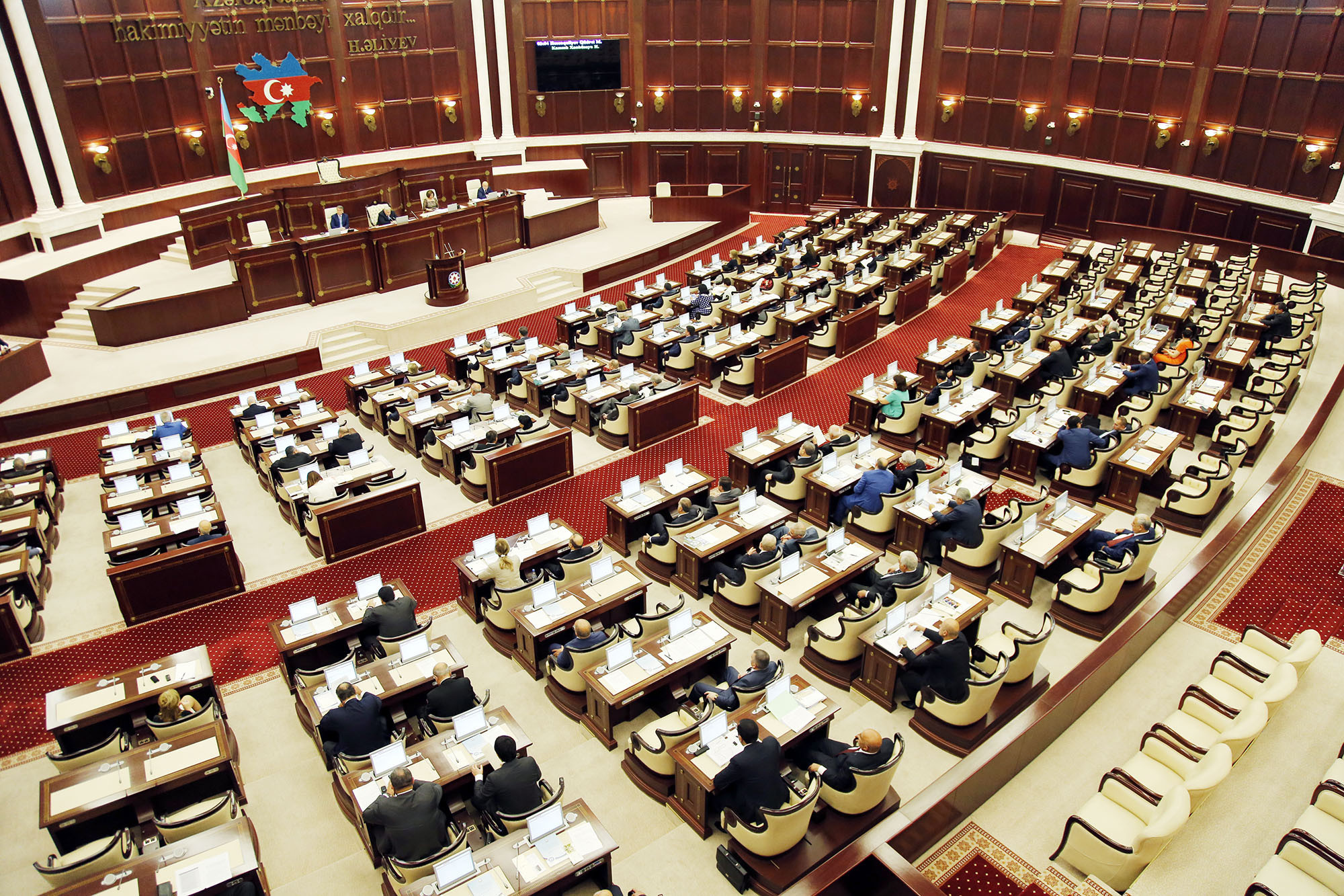 Azərbaycanda deputatların maaşı artdı –  5 mindən 7 minə qədər