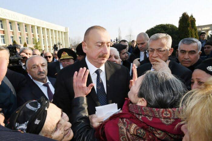 Prezident sakinlərin problemlərini dinlədi, ərizələrini şəxsən qəbul etdi - VİDEO