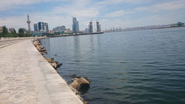"Bulvarda mazut qoxusu hər tərəfi bürüyür" - Deputatdan irad