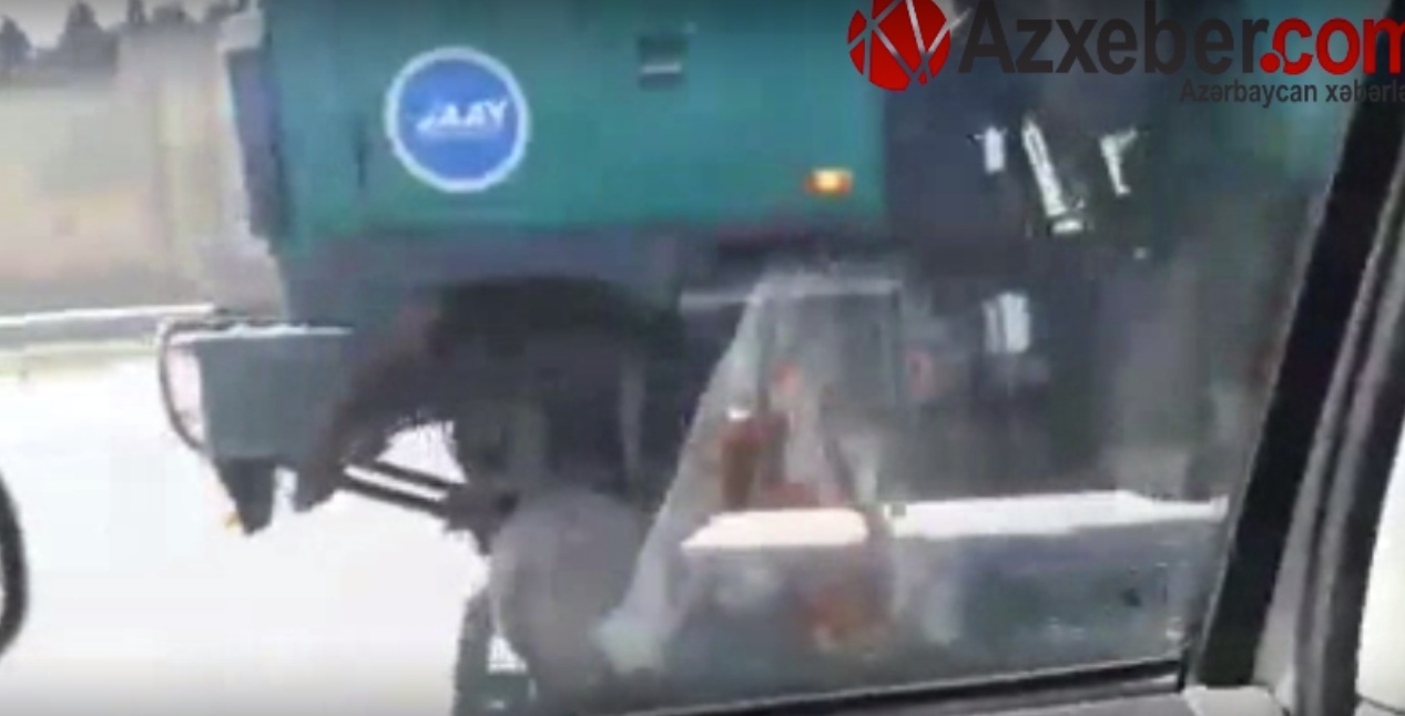 Avtomobil Yolları Dövlət Agentliyinin avtomobili yolu belə dağıtdı: Sürücülərin həyatını təhlükəyə atdı (VİDEO)
