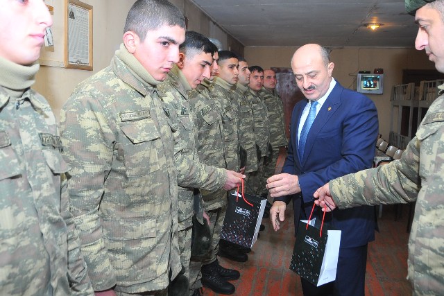 İcra başçısı cəbhə bölgəsində xidmət edən əsgərlərlə Novruz bayramını qeyd etdi - FOTOLAR