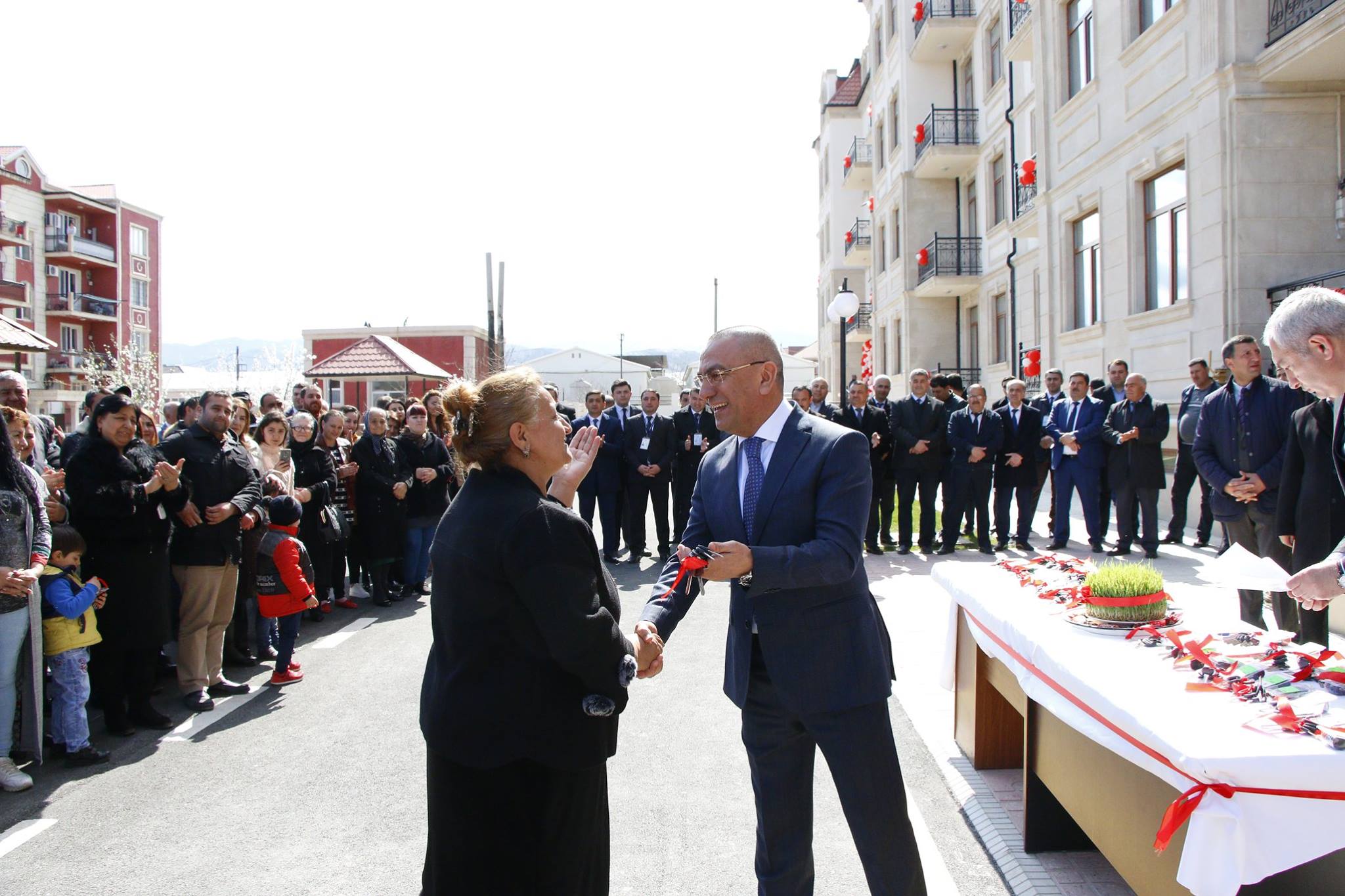 Şəmkirdə qəzalı vəziyyətdəki binalarda yaşayan sakinlərə yeni binadan evlər verildi - FOTOLAR