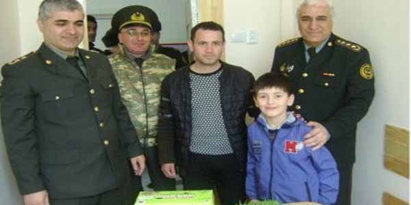 Azərbaycanda məhkum uşaq evindəki azyaşlı qardaşı ilə görüşdürüldü - FOTO