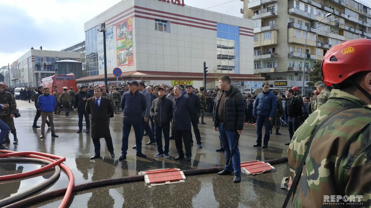 Bakıda yanğın baş verən ticarət mərkəzində açıq alovun qarşısı alındı