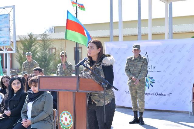 Qənirə Paşayeva ön cəbhədə əsgərlərlə görüşdü