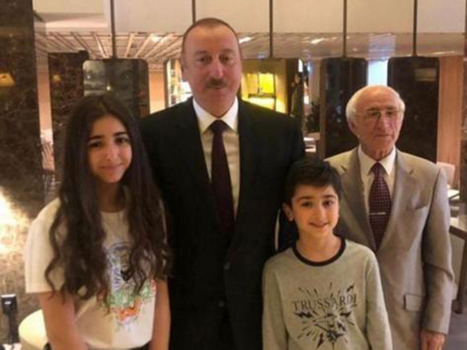Həmvətənlərimiz Vyanada İlham Əliyevlə şəkil çəkdiriblər - FOTO
