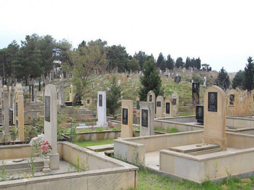 Halvanın az olduğuna əsəbiləşdi - Qəbirlərə hücum çəkdi