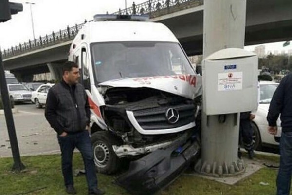Bakıda qəza: Təcili yardım maşını yoldan çıxaraq dirəyə çırpıldı