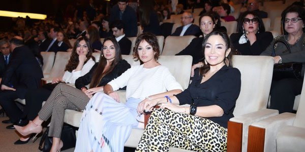 Mehriban Əliyeva və qızları konsertdə - FOTOLAR