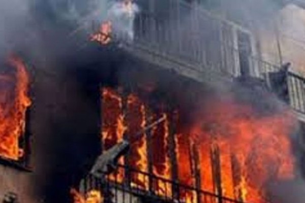 Bakıda yataqxana yanır - 45 yaşlı kişi özünü binadan atdı