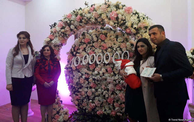 10 milyonuncu sakinin doğum şəhadətnaməsi təqdim olundu - Foto