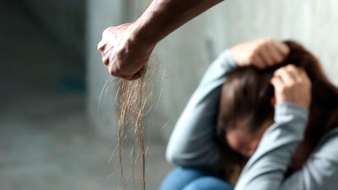 Bakıda daha bir məktəbdə qalmaqal - 16 yaşlı qızı döydülər