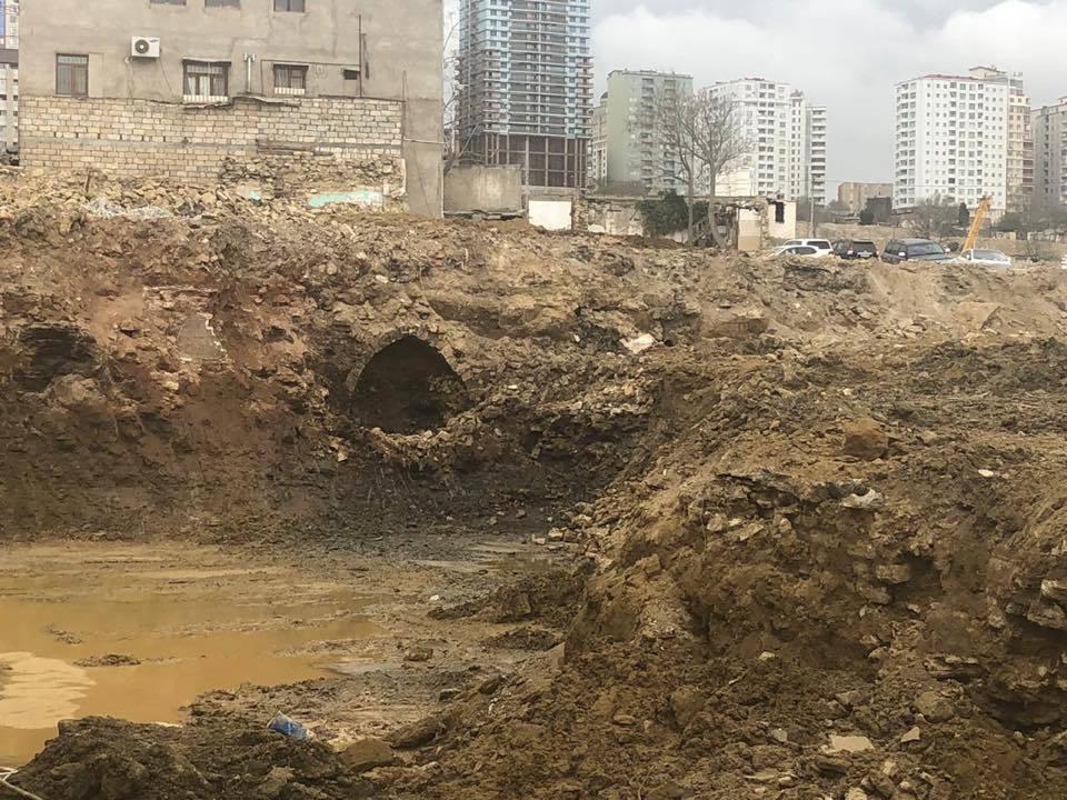 Nazirlik: “Təzəpir” məscidinin yaxınlığında qazıntı zamanı tapılan tikili tarixi abidə siyahısında olmayıb