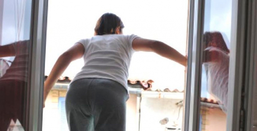 Bakıda 13 yaşlı qız özünü pəncərədən atdı