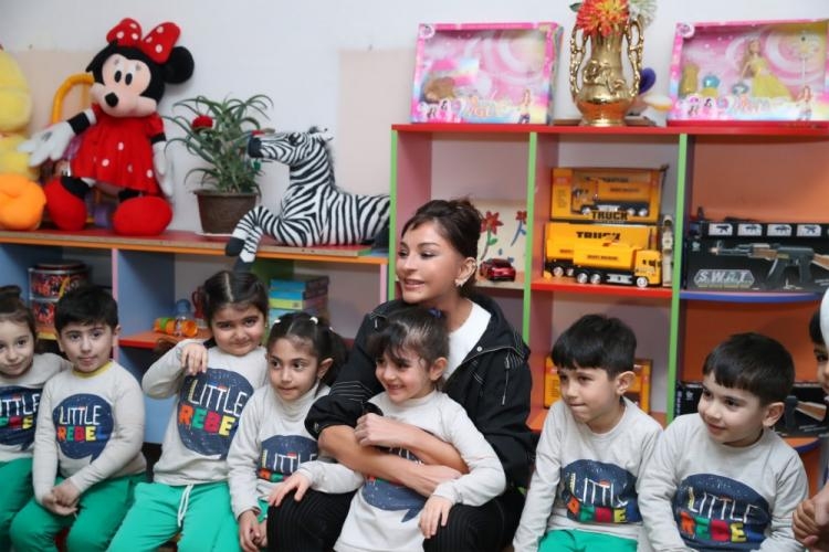 Mehriban Əliyeva Bakıdakı bir sıra təhsil müəssisələrində şəraitlə tanış olub - FOTO
